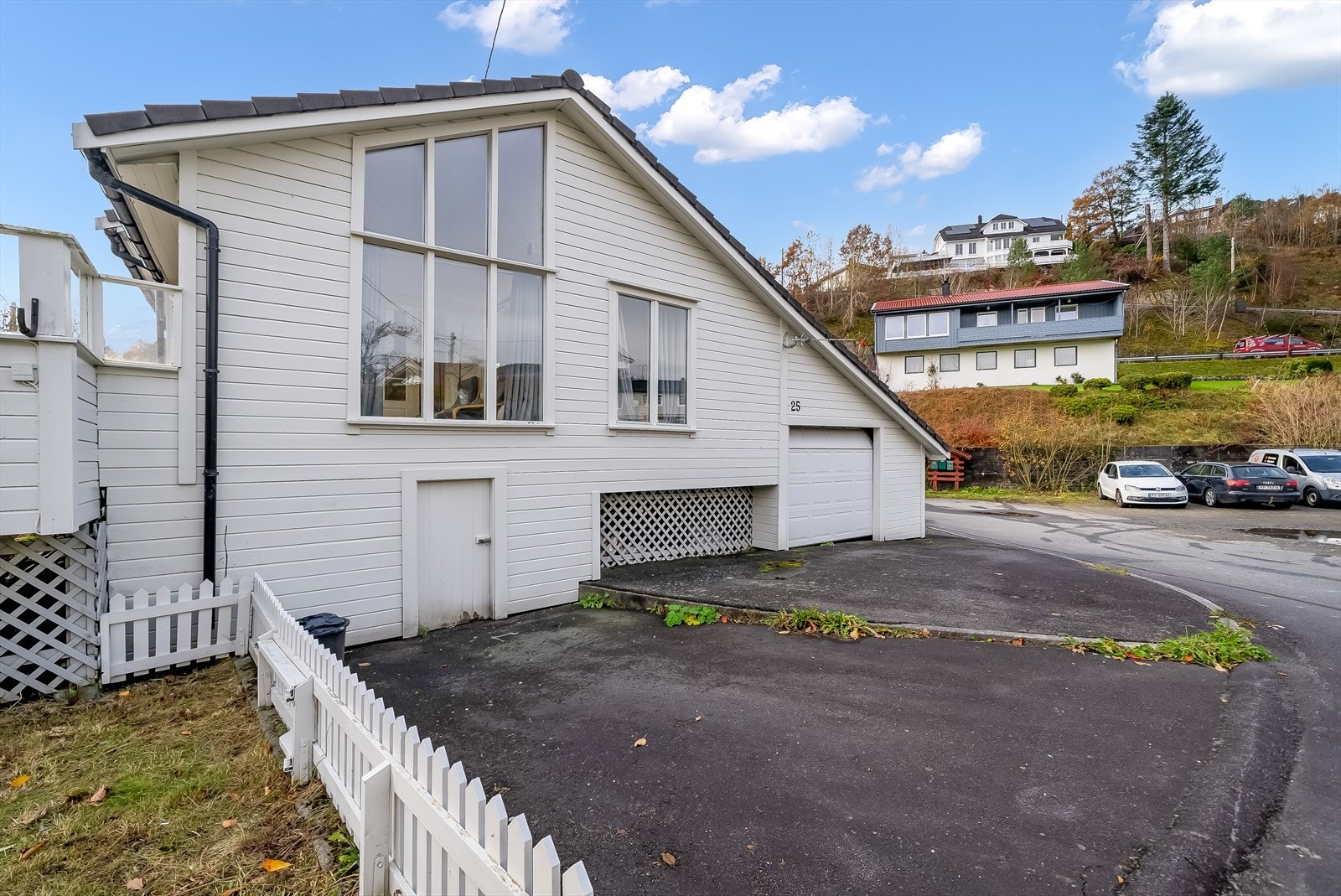 Godt med parkeringsplasser på egen tomt. Galleribilde