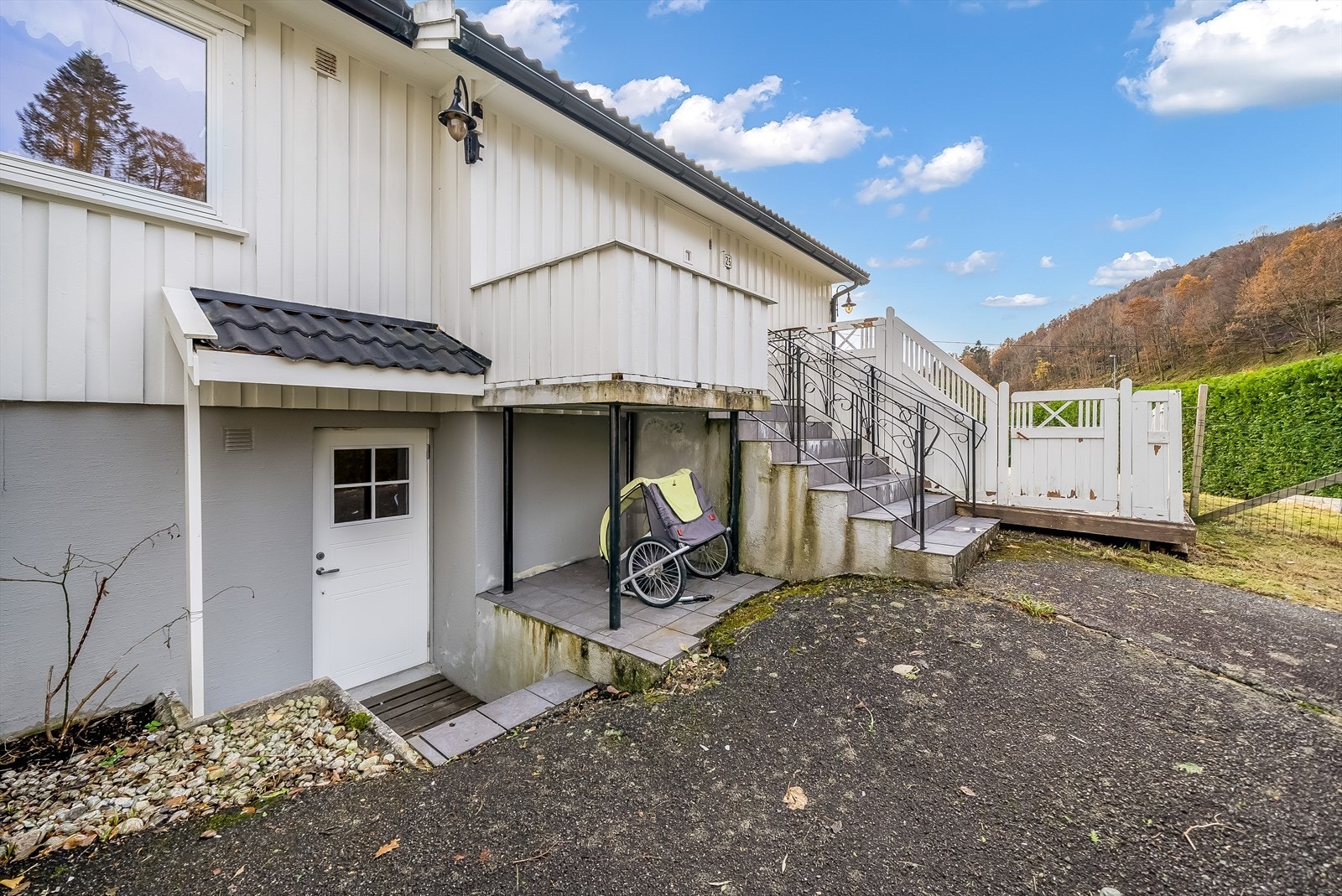 Adkomst til underetasjen og hovedinngangspartiet. Galleribilde