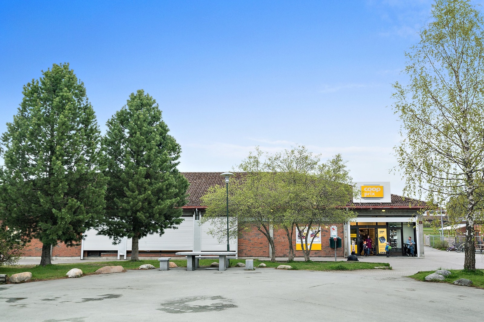 Området byr på barnehager, Åsheim barne- og ungdomsskole, Kattem barneskole, ny dagligvarebutikk Coop Extra, italiensk restaurant, idrettsanlegg m.m. Hyppige bussavganger inn til Sentrum av Trondheim med metrobussen. Gangavstand til nærmeste busstopp. Galleribilde