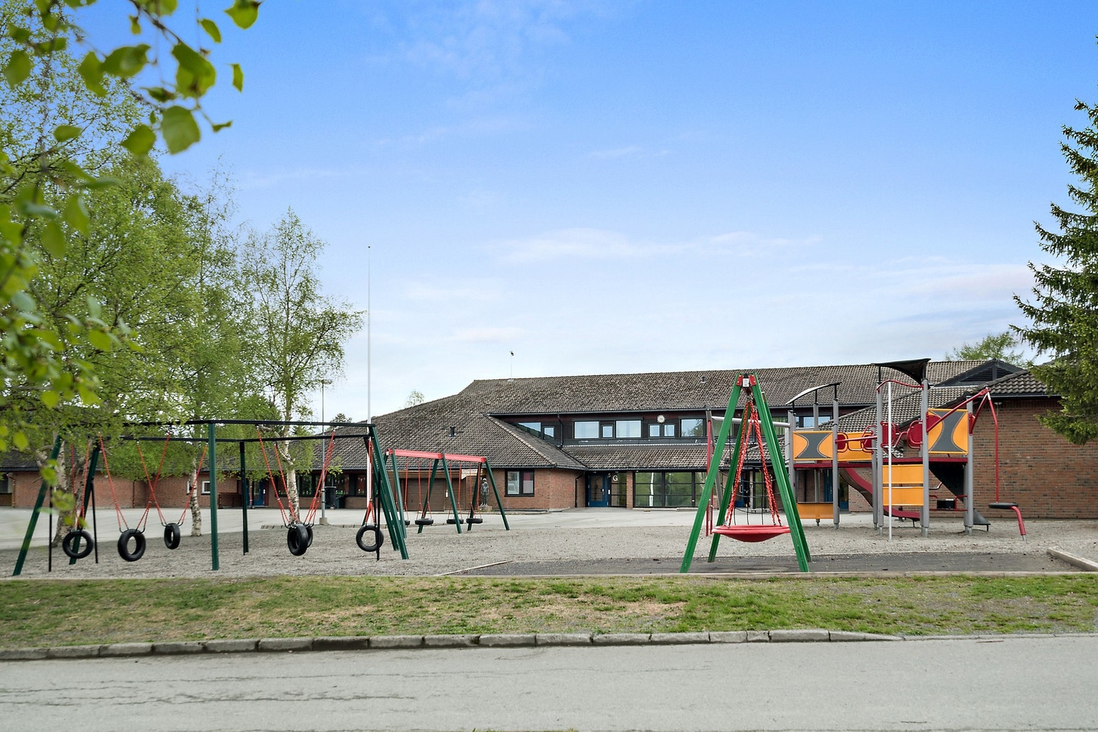 Området byr på barnehager, Åsheim barne- og ungdomsskole, Kattem barneskole, ny dagligvarebutikk Coop Extra, italiensk restaurant, idrettsanlegg m.m. Hyppige bussavganger inn til Sentrum av Trondheim med metrobussen. Gangavstand til nærmeste busstopp. Galleribilde