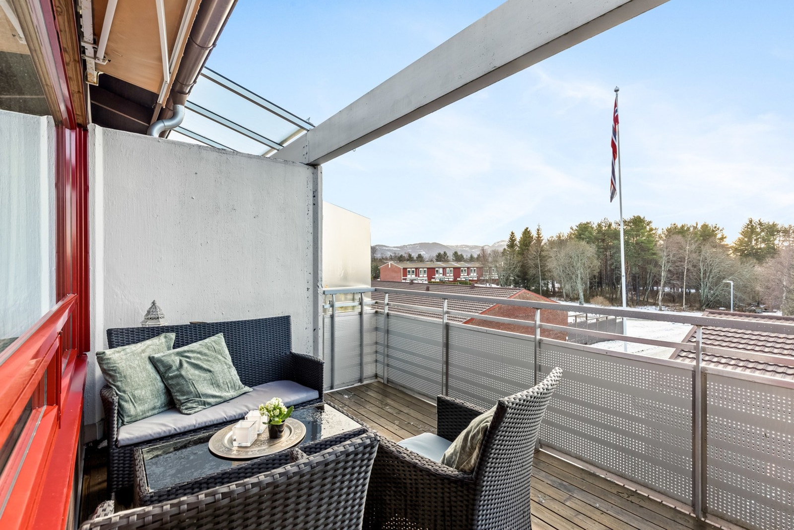Sørvendt balkong med gode sol- og utsiktsforhold. Galleribilde