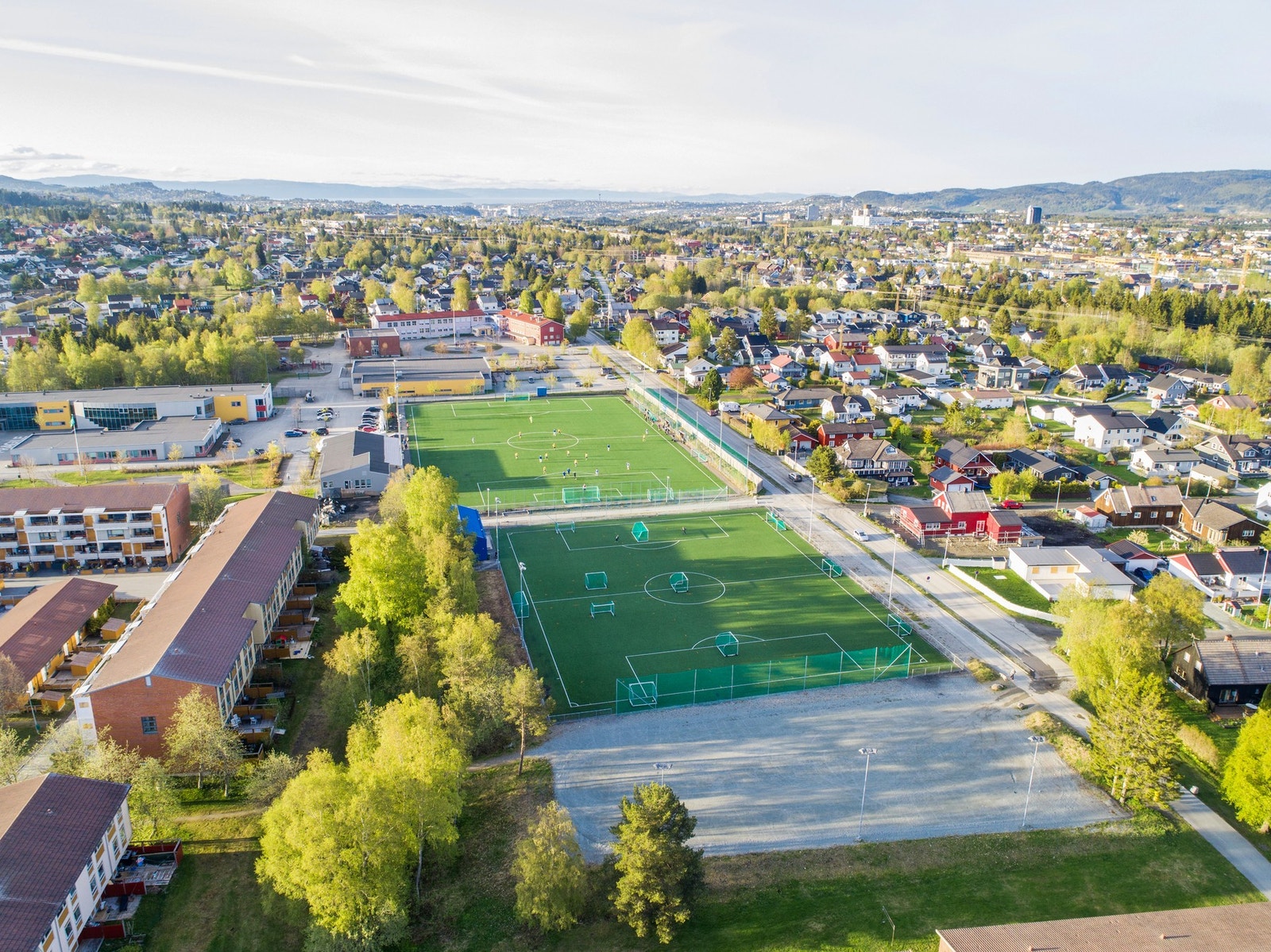 Området byr på barnehager, Åsheim barne- og ungdomsskole, Kattem barneskole, ny dagligvarebutikk Coop Extra, italiensk restaurant, idrettsanlegg m.m. Hyppige bussavganger inn til Sentrum av Trondheim med metrobussen. Gangavstand til nærmeste busstopp. Galleribilde