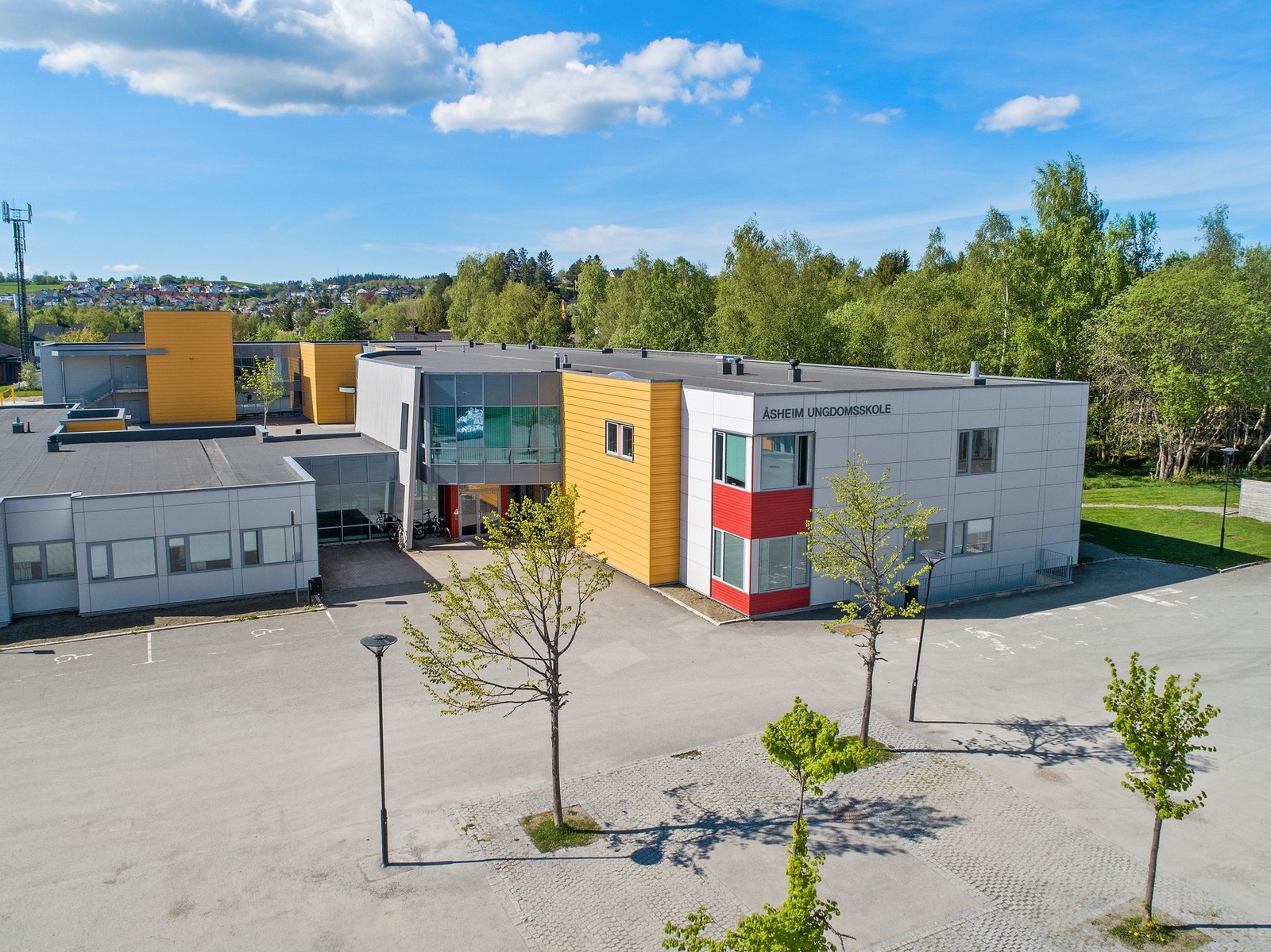 Området byr på barnehager, Åsheim barne- og ungdomsskole, Kattem barneskole, ny dagligvarebutikk Coop Extra, italiensk restaurant, idrettsanlegg m.m. Hyppige bussavganger inn til Sentrum av Trondheim med metrobussen. Gangavstand til nærmeste busstopp. Galleribilde