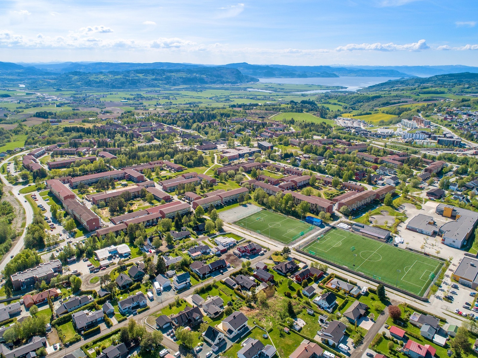 Området byr på barnehager, Åsheim barne- og ungdomsskole, Kattem barneskole, ny dagligvarebutikk Coop Extra, italiensk restaurant, idrettsanlegg m.m. Hyppige bussavganger inn til Sentrum av Trondheim med metrobussen. Gangavstand til nærmeste busstopp. Galleribilde