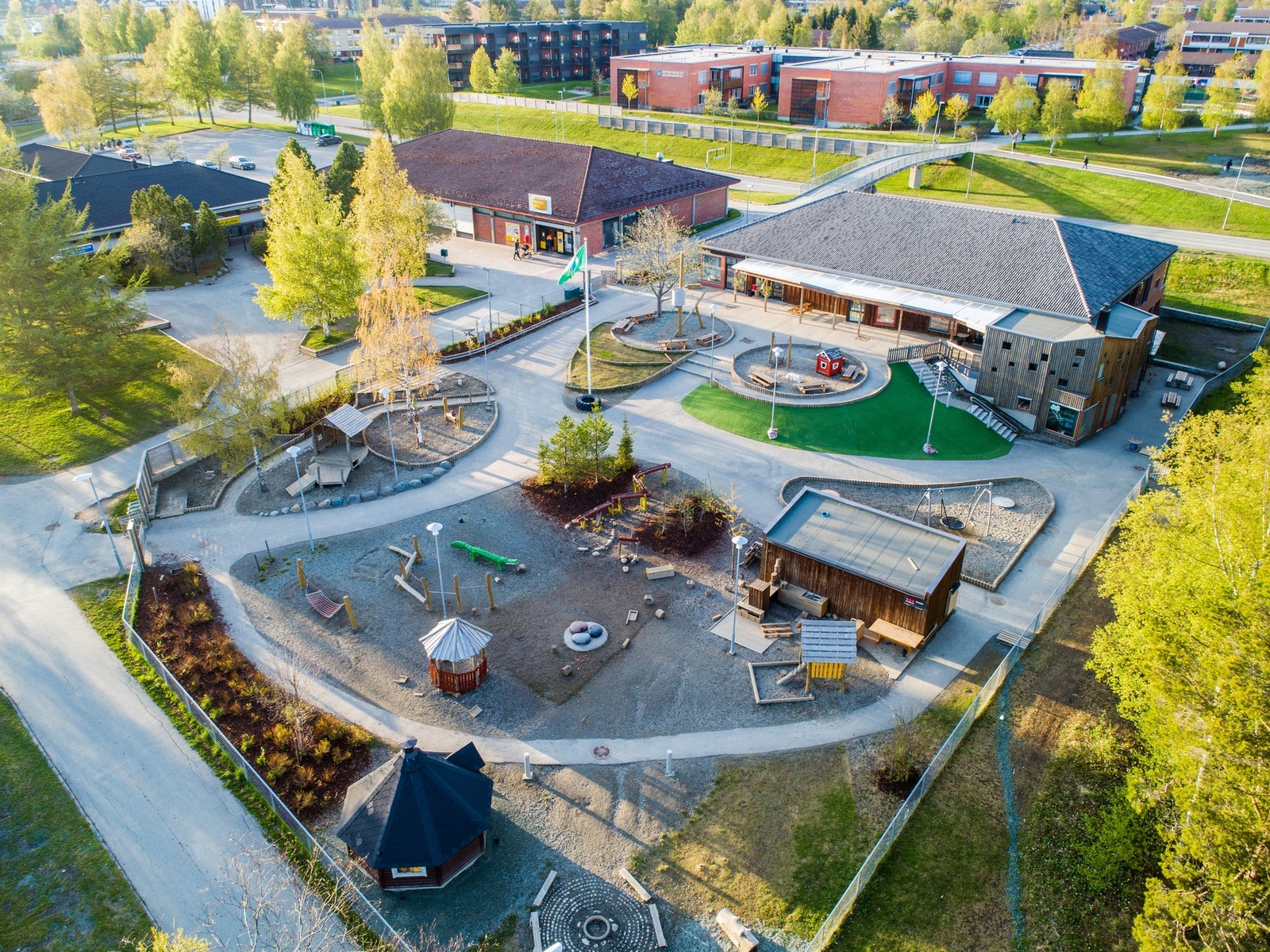 Området byr på barnehager, Åsheim barne- og ungdomsskole, Kattem barneskole, ny dagligvarebutikk Coop Extra, italiensk restaurant, idrettsanlegg m.m. Hyppige bussavganger inn til Sentrum av Trondheim med metrobussen. Gangavstand til nærmeste busstopp. Galleribilde