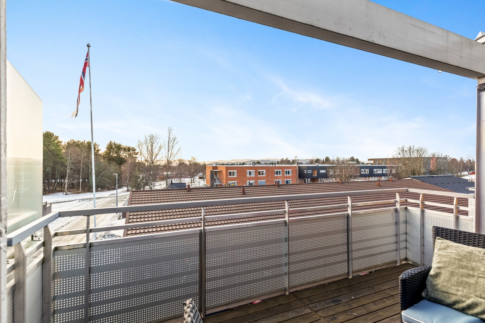Lite innsyn fra andre beboere på balkongen. Galleribilde