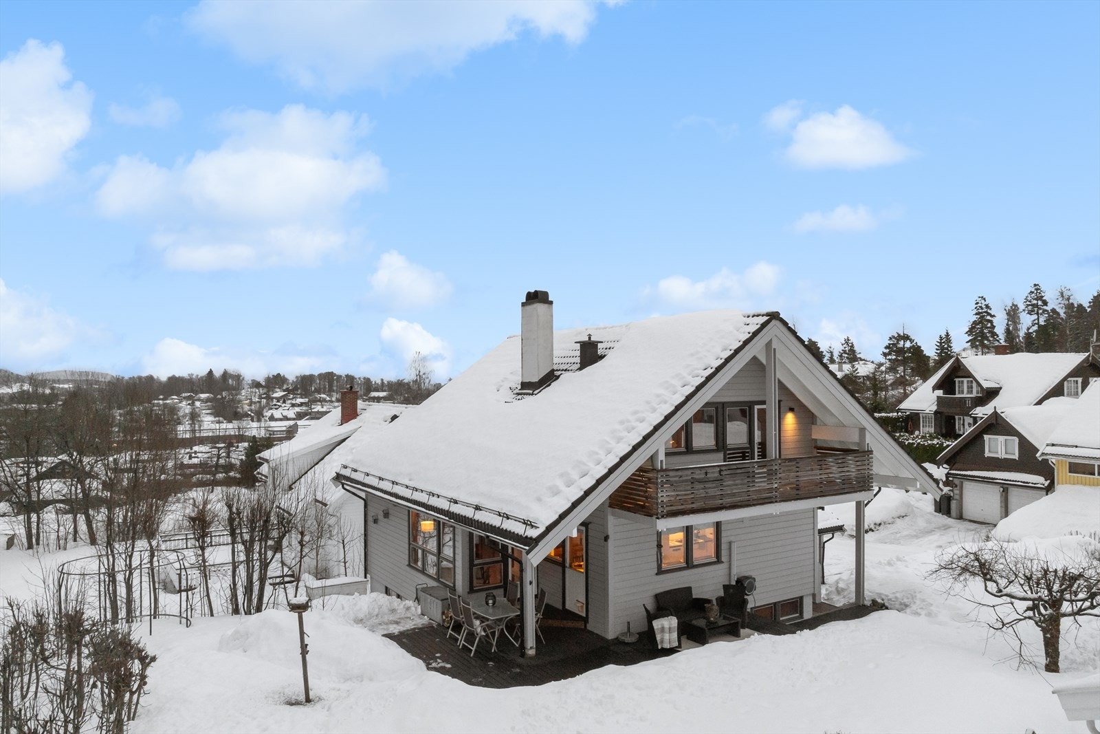 Flere uteplasser og terrasser hvor man nyter utelivet. Galleribilde