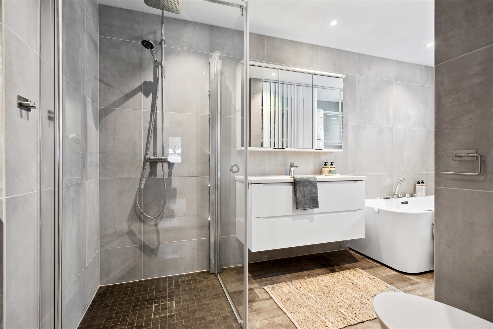 Badet tilfredsstiller hele familiens ønsker med stor dusj og badekar Galleribilde