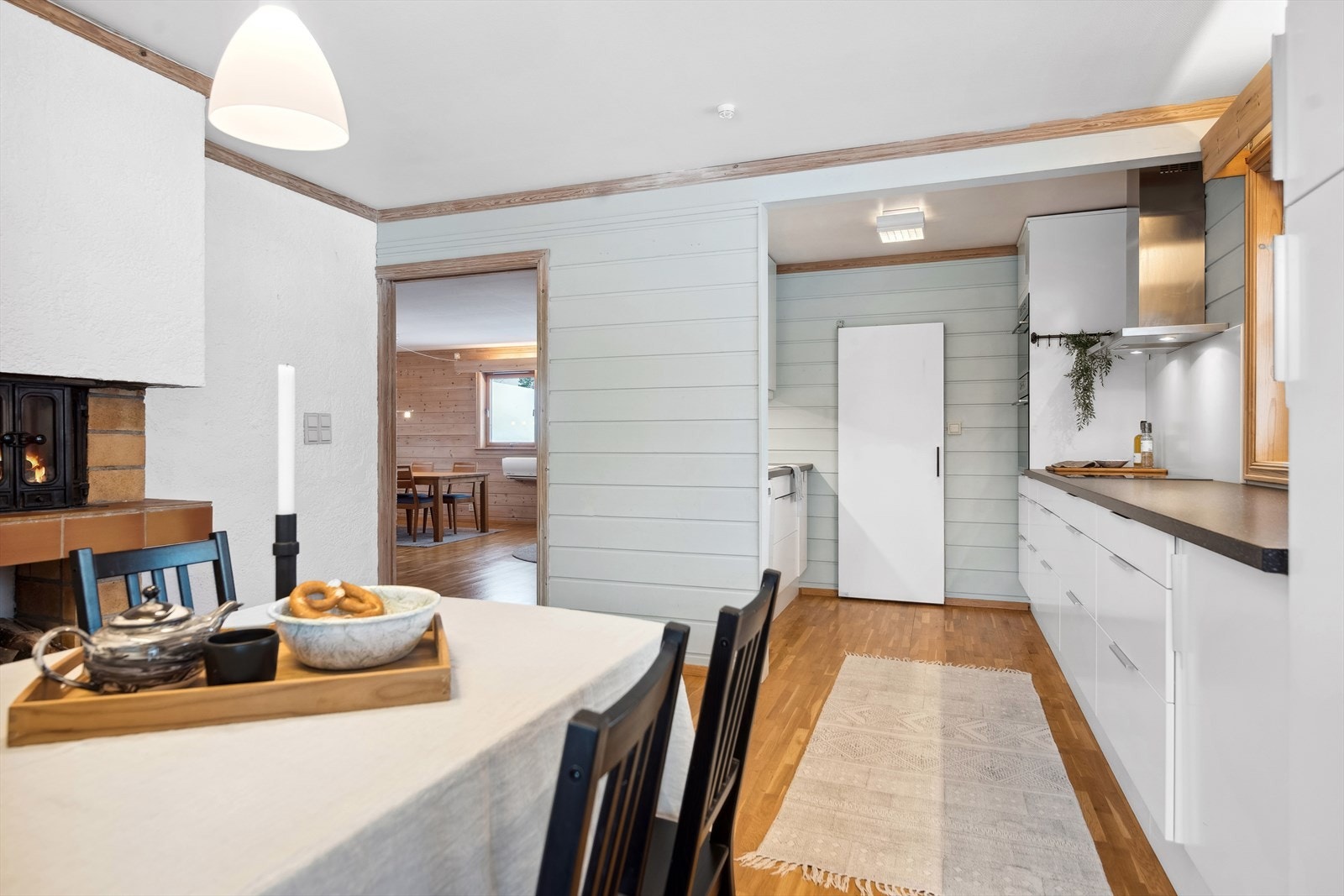 Romslig kjøkken med hyggelig spiseplass med peis og egen kjølerom - perfekt for familier. Galleribilde
