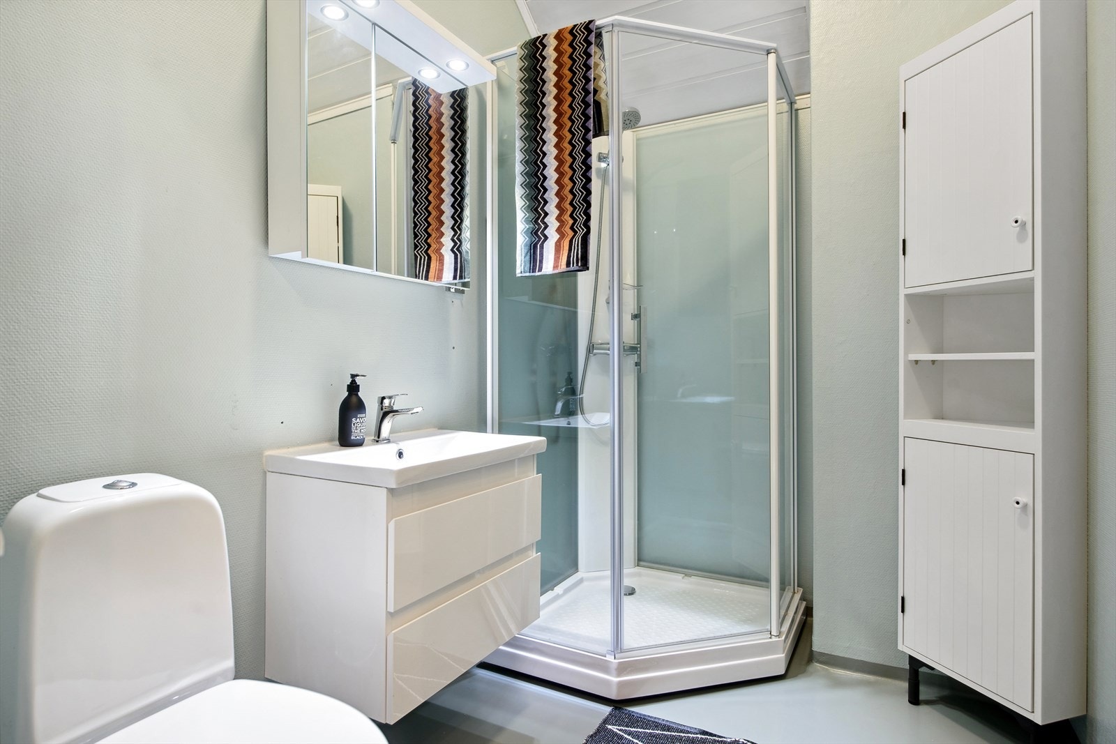 Praktisk baderom i tilknytning til loftstue og to av boligens soverom Galleribilde