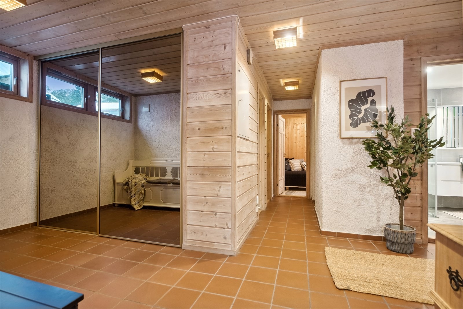 Svært romslig hall ønsker velkommen. Her er det rikelig med garderobeløsning Galleribilde