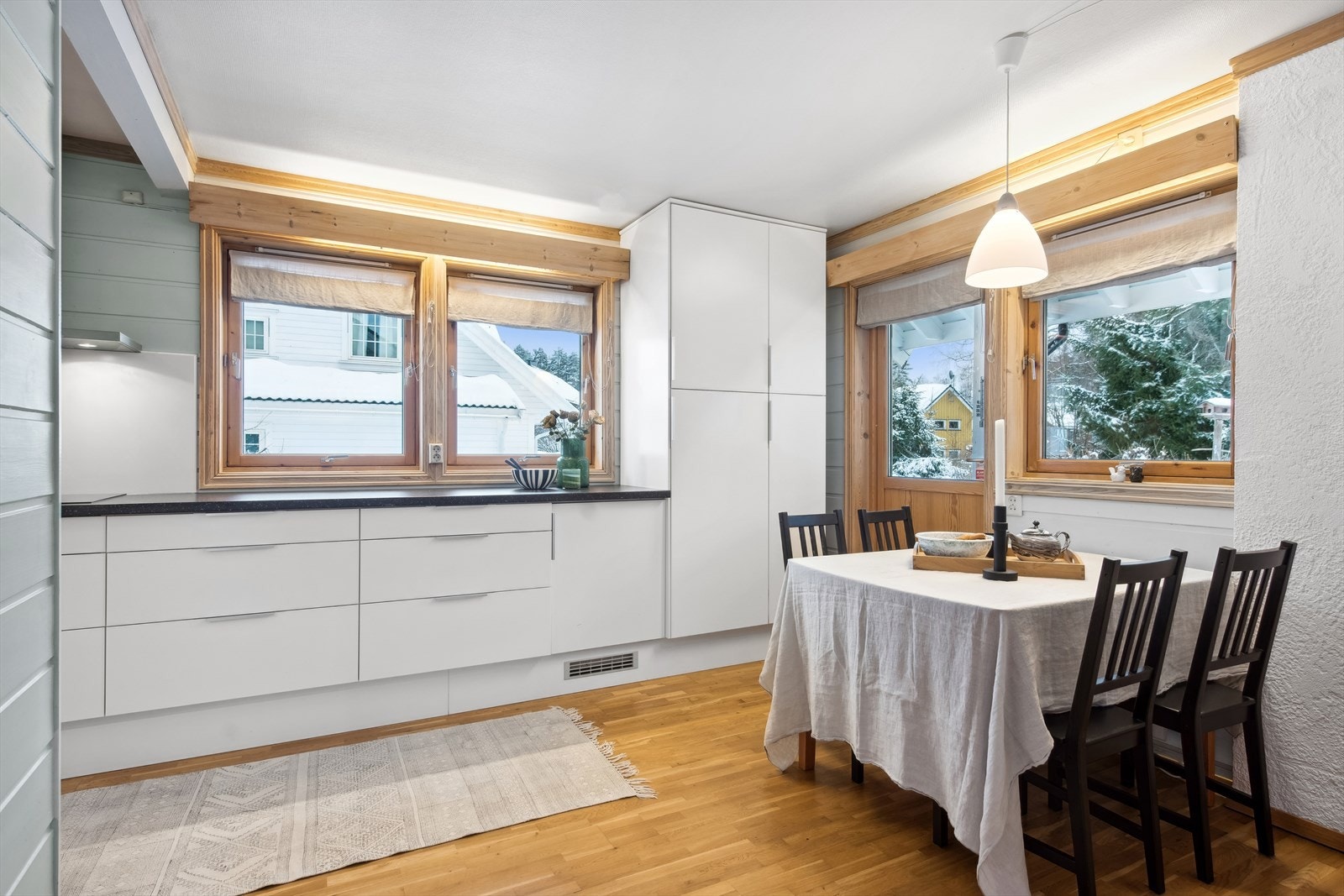 Svært innholdsrikt kjøkken med rikelig skap og benkeplass og kjølerom. Galleribilde