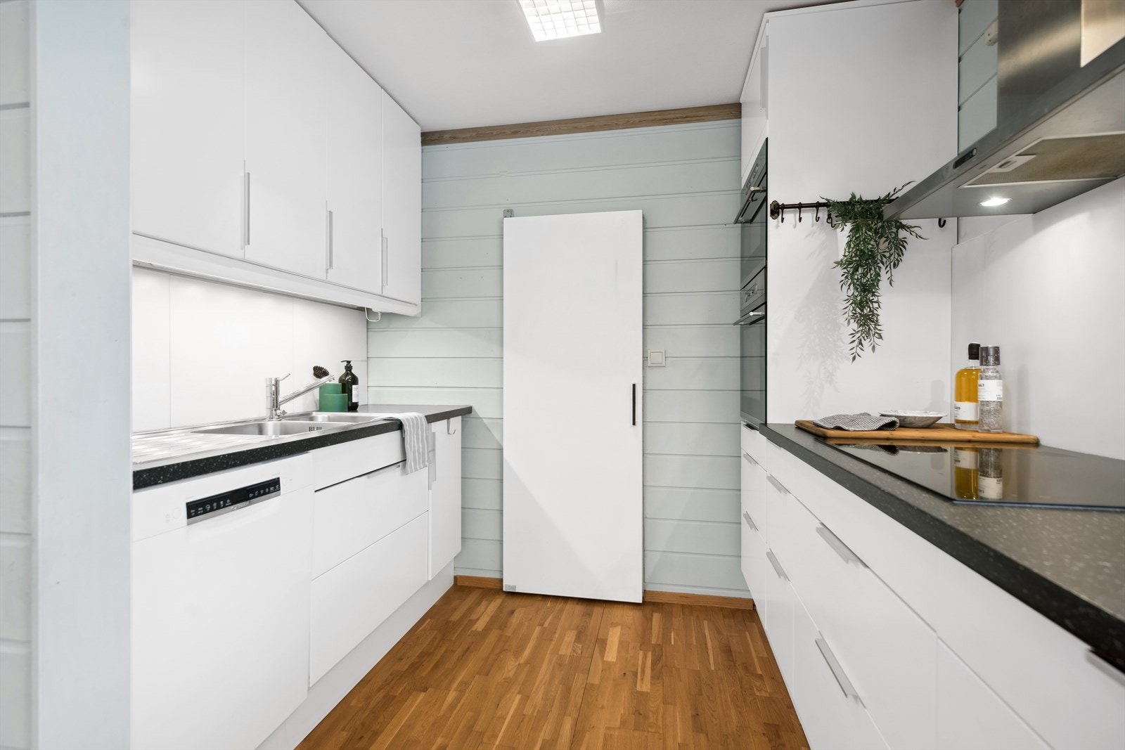 Godt utstyrt kjøkken med integrerte hvitevarer og eget kjølerom Galleribilde