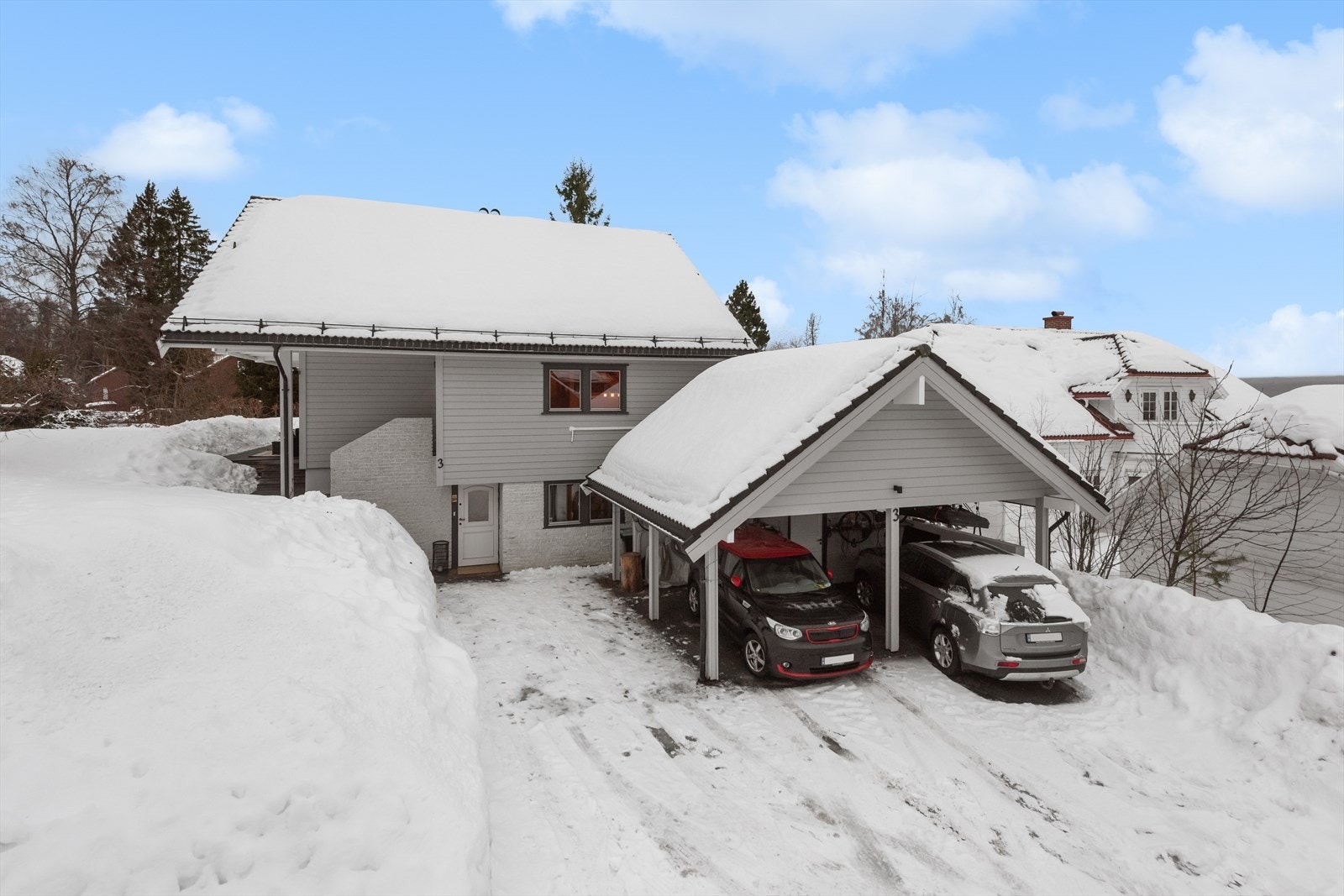 Frittstående carport og plass til ytterligere 4 biler på egen gårdsplass Galleribilde
