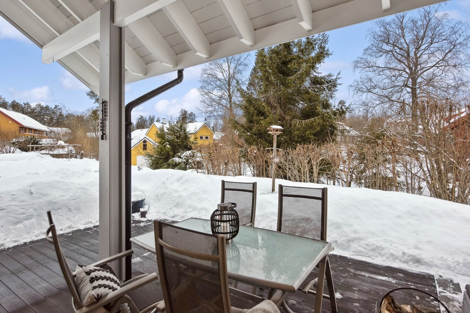 Flere hyggelig uteplasser - denne har direkte tilgang fra kjøkken og stue Galleribilde