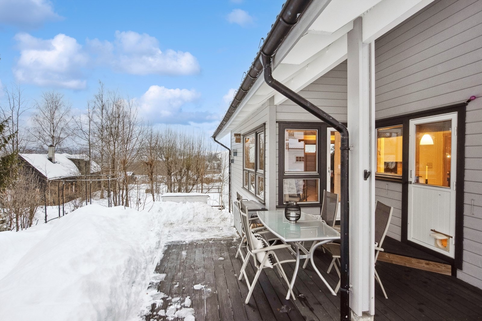 Hyggelig uteplass med direkte tilgang fra kjøkken og stue Galleribilde