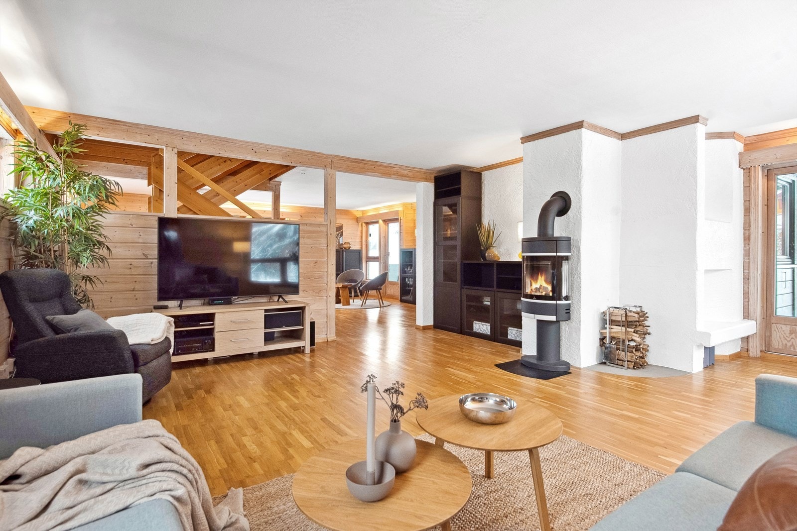 Stuen er av svært god størrelse og har flere sosiale soner Galleribilde