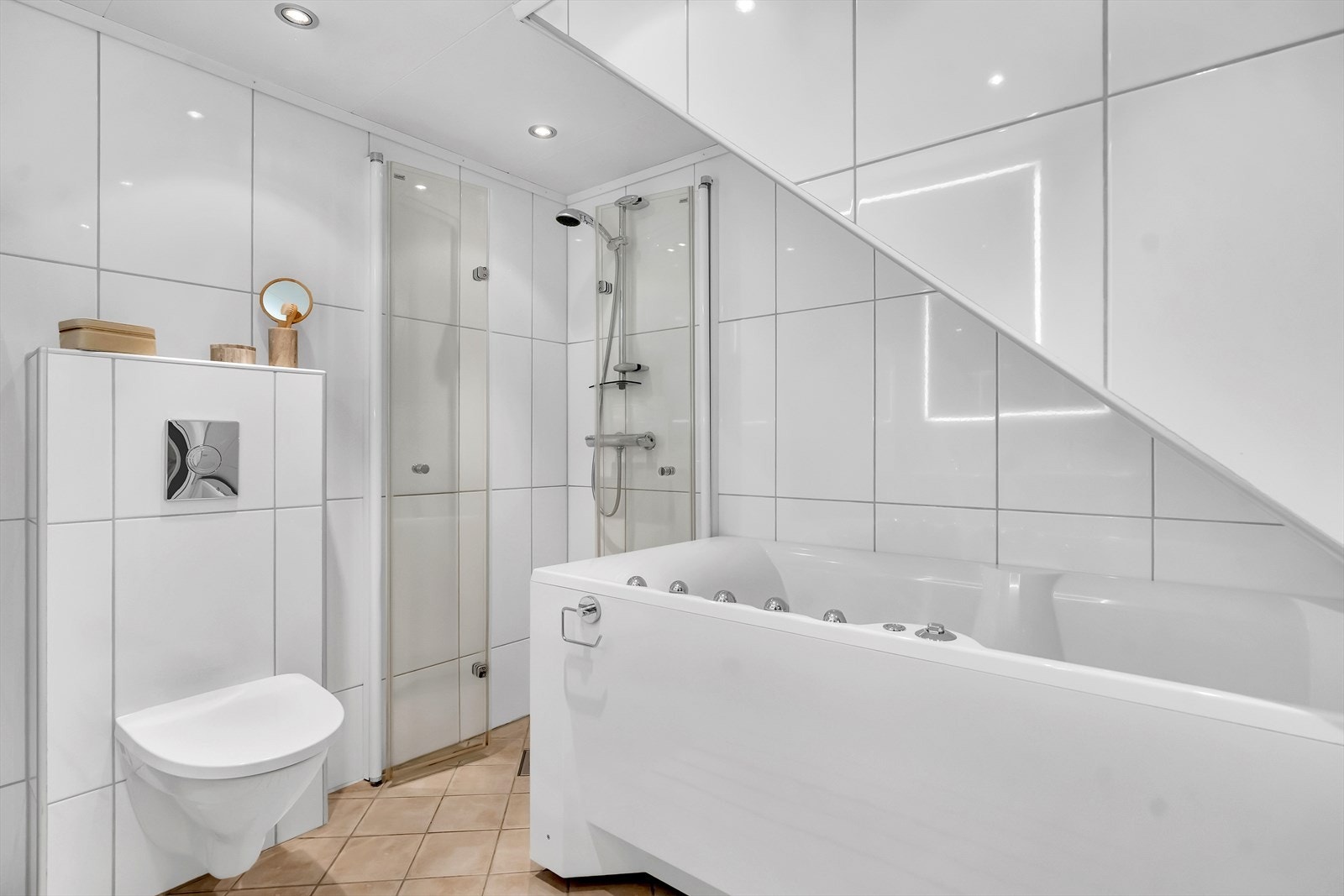 Bad fra 2006 - Dusjhjørnet og badekar. Vegger og gulv er flislagt med større fliser, det er downlights i taket samt behagelig gulvvarme. Galleribilde