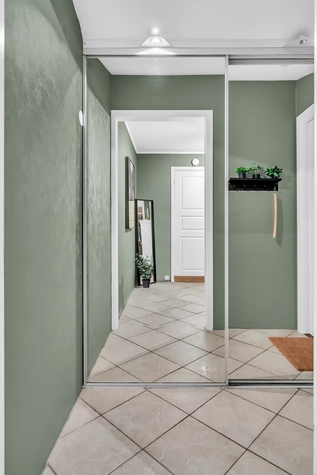 Du ønskes velkommen av en romslig entrè med praktisk skyvedørsgarderobe Galleribilde