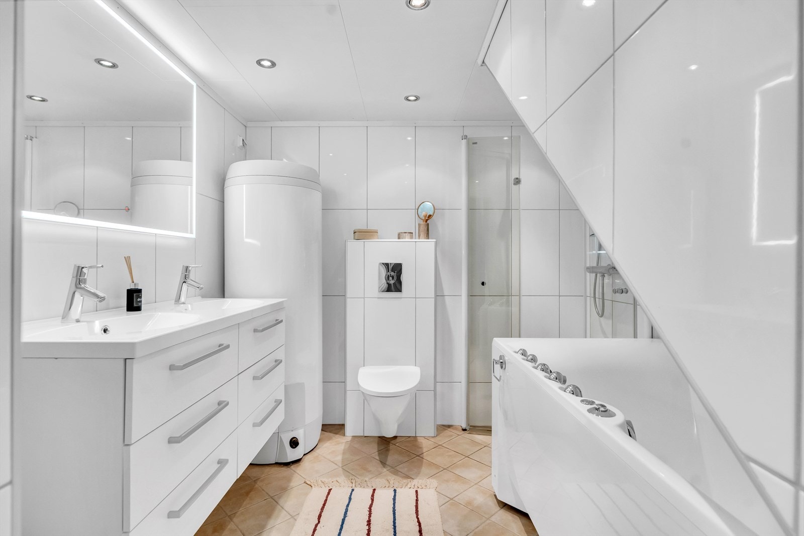 Baderom med dobbel servant, dusjhjørne og boblekar Galleribilde