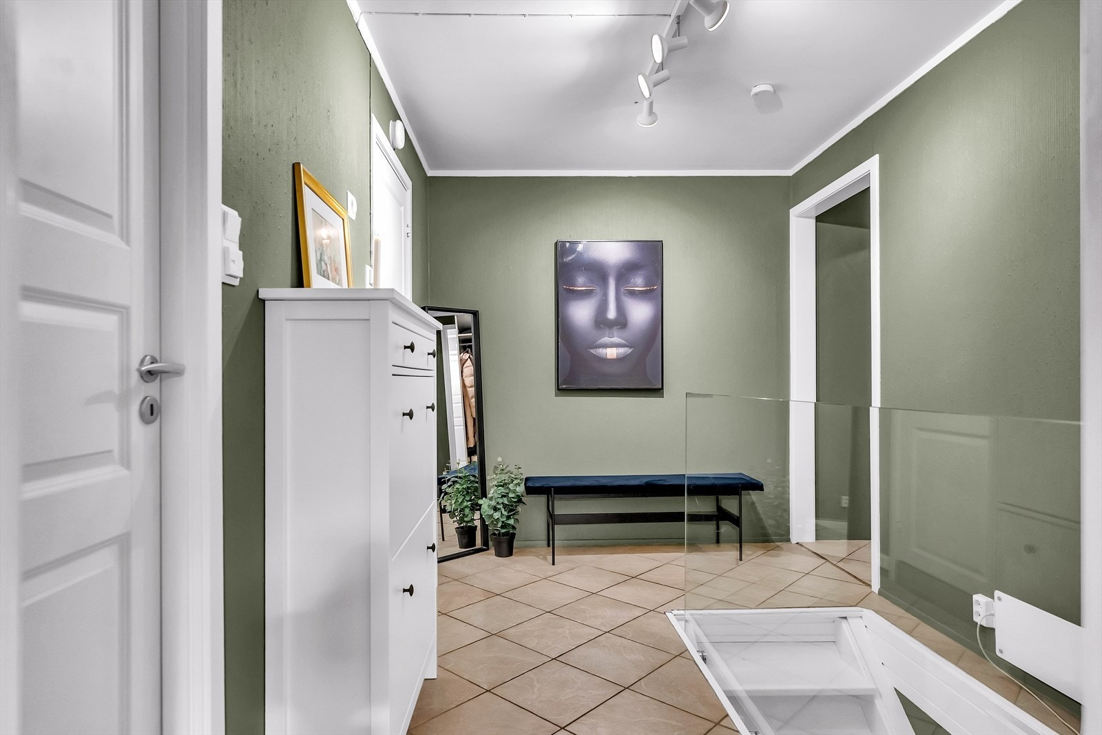 Fin hall med trapp ned til underetasjen Galleribilde