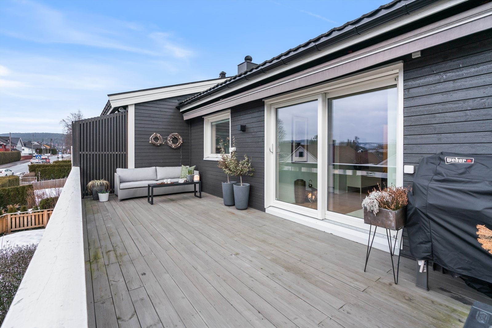 Stuen har utgang til vestvendt terrasse på 22 m2 Galleribilde