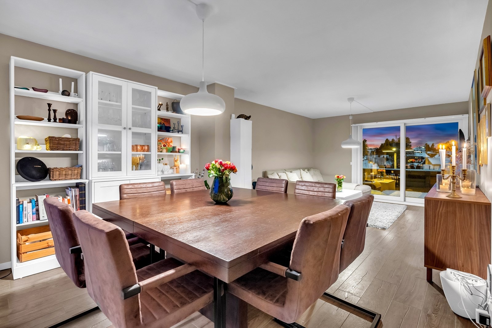 Stuen er tidsriktig og koselig med lyse fargevalg. Store vindusflater og utgang til terrasse på 22m2 Galleribilde