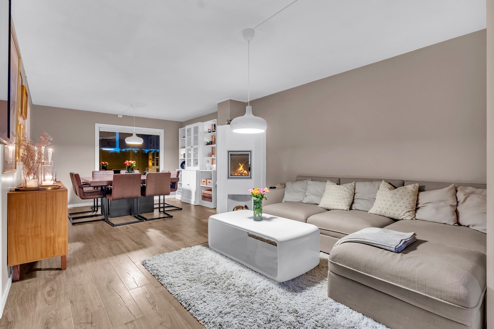 Stuen er pent innredet med parkettgulv, delikat farger på veggflatene, og har god plass til både sofagruppe, tv-løsning og spisebord. Galleribilde