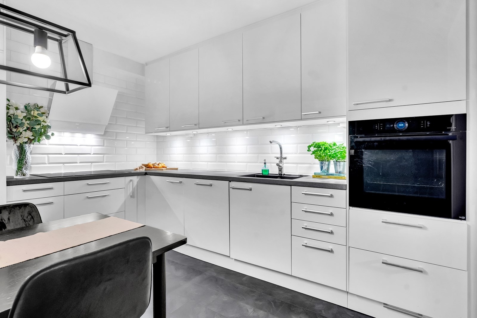 Gode oppbevaringsmuligheter i både skap og skuffer, samt benkeplate med god arbeidsflate for kokken. Galleribilde