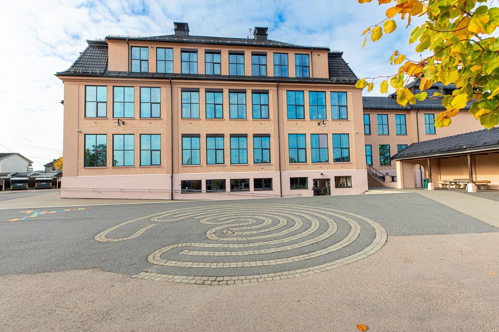 Høybråten Skole med 1-7 klasse. Galleribilde
