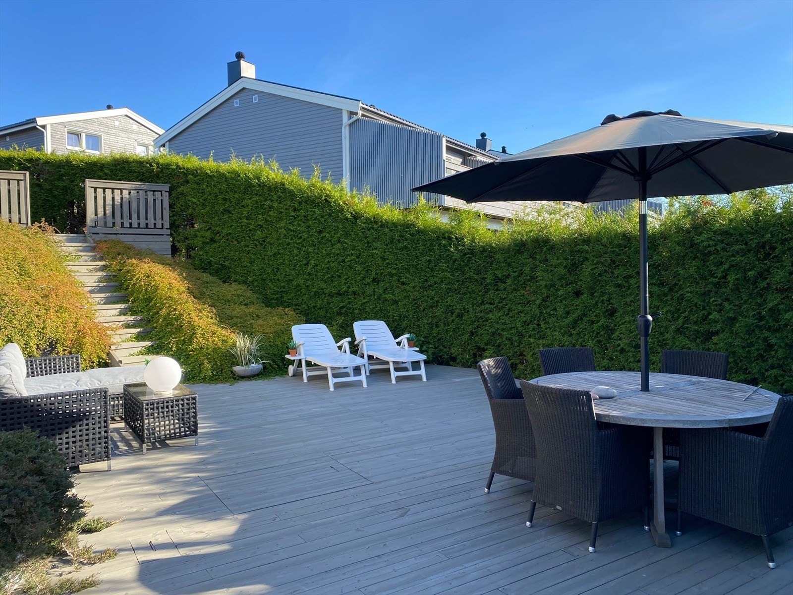 Her er alt tilrettelagt for en behagelig tilværelse, et perfekt sted for lange sommerdager og hyggelige selskap. Galleribilde