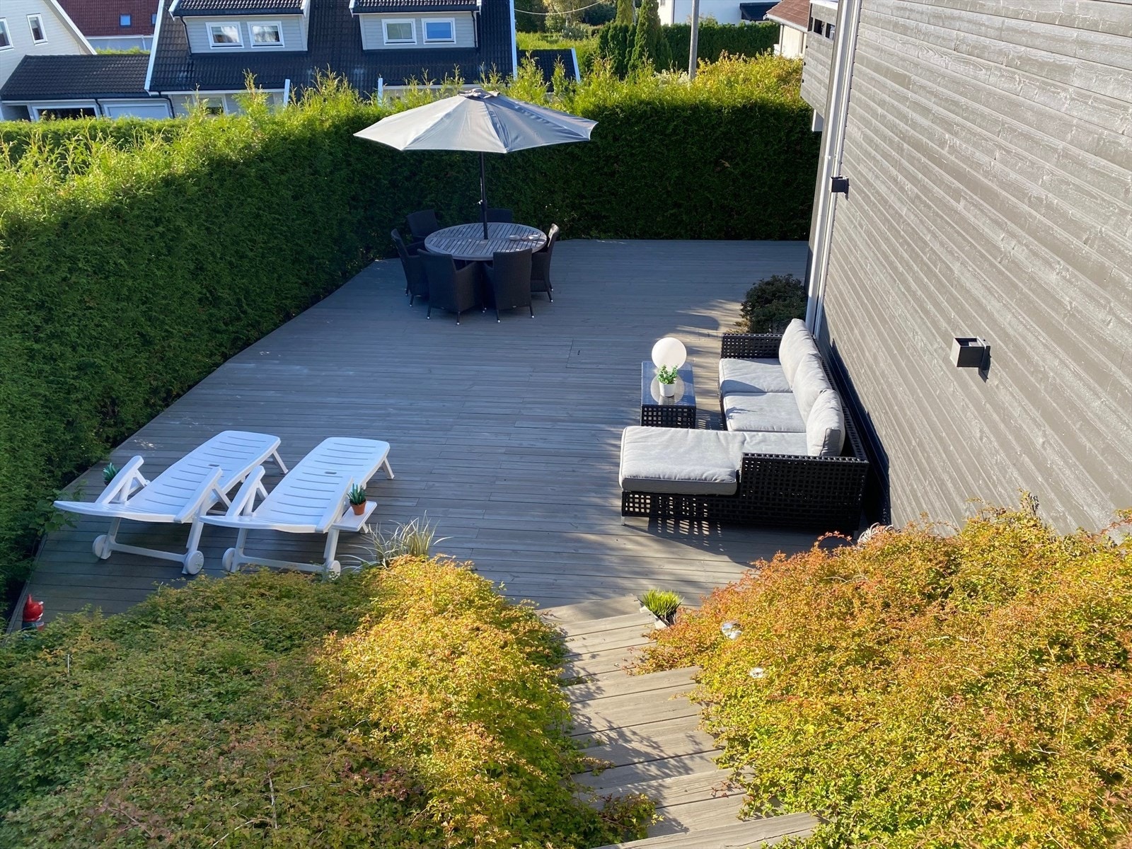 På nedre plan er det ca 86 m2 terrasse Galleribilde