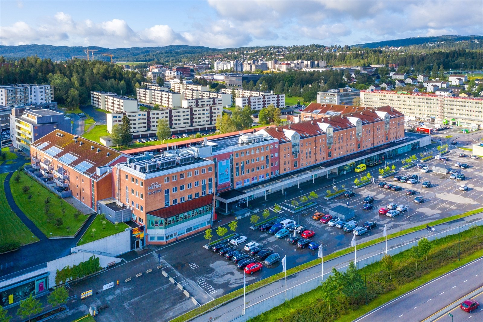 Metro senter og Lørenskog hus med en rekke butikker, kino, bibliotek m.m. er en kort kjøretur unna. Galleribilde