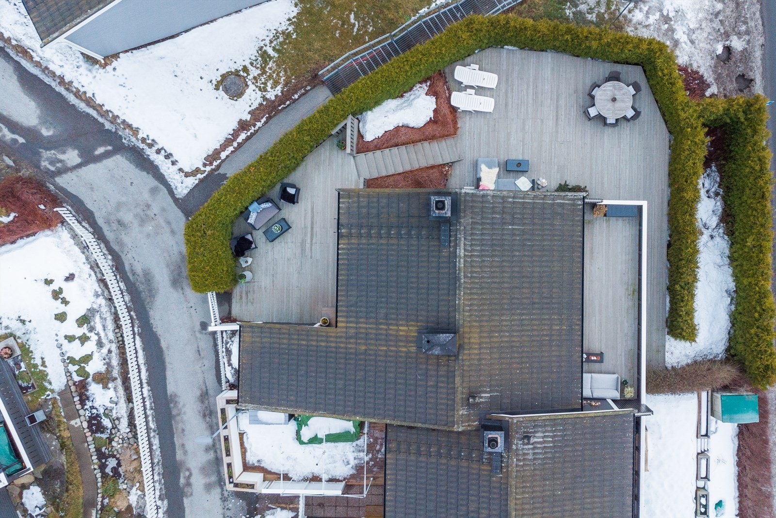 Med totalt 136 m2 terrasse er det nok av boltreplass til hele familien - Det er bærbusker som rips, solbær, stikkelsbær og rabarbra på nederste del av tomta Galleribilde