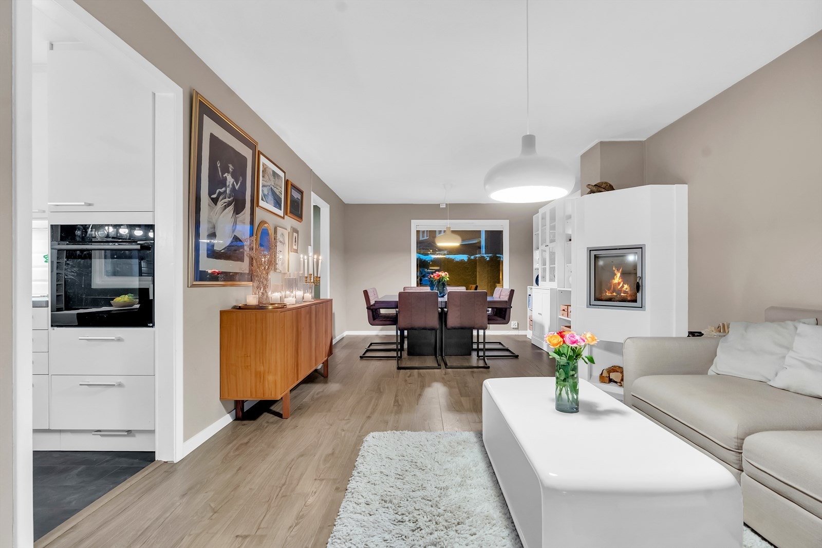 Stuen og kjøkkenet ligger i delvis åpen løsning, og sammen utgjør de et sosialt og delikat rom med funksjonelle arbeidsflater og gode møbleringsmuligheter. Galleribilde