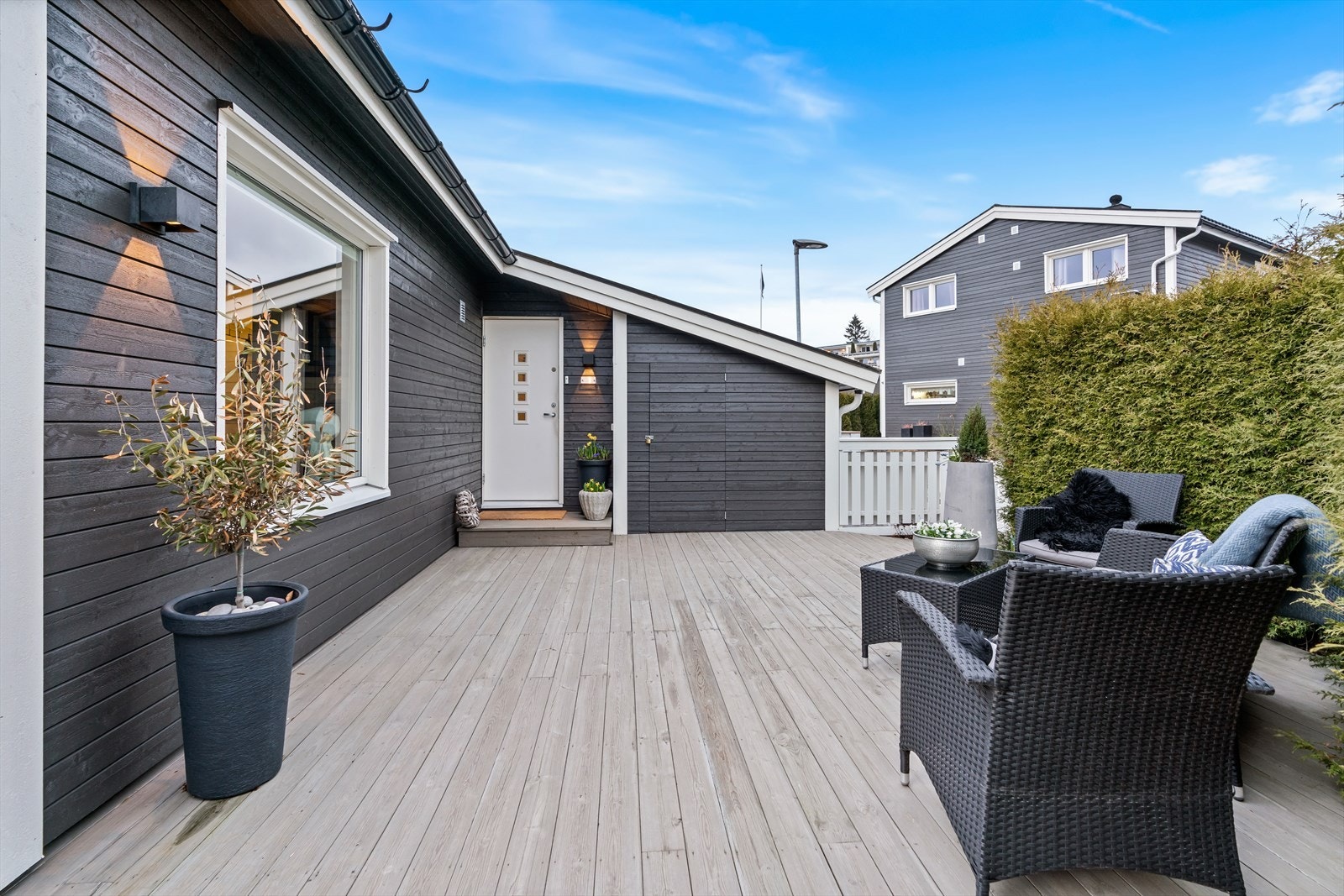 På inngangssiden er det terrasse på ca 27 m2 og uteboden målt til 5 m2 Galleribilde