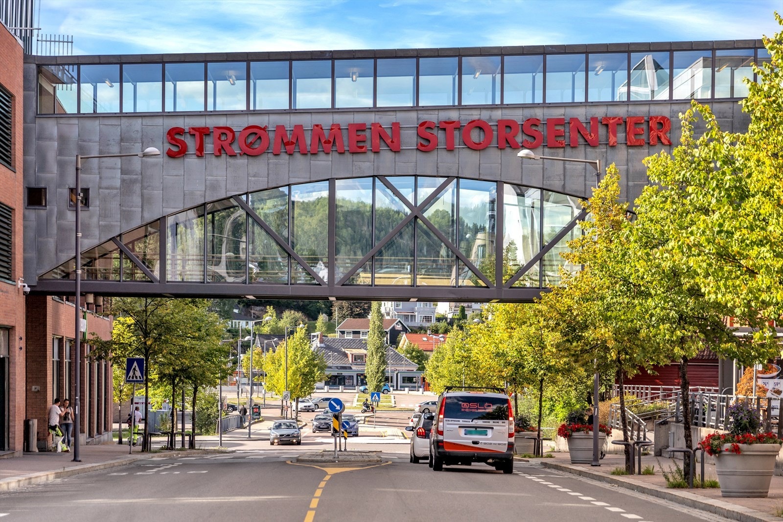 Ønsker du et større utvalg på butikker er Strømmen Storsenter med over 200 butikker også en kort kjøretur unna. Galleribilde
