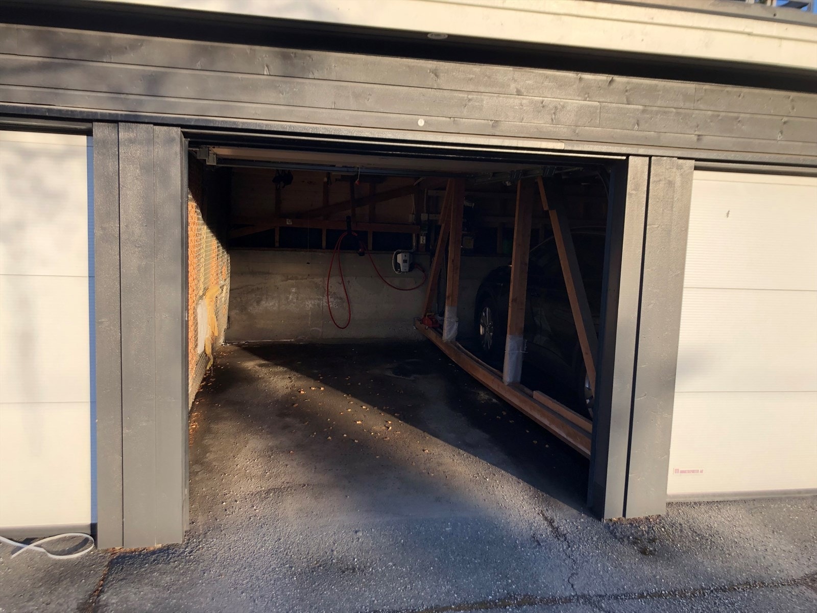 Egen garasje med elektrisk port og lader for elbil Galleribilde