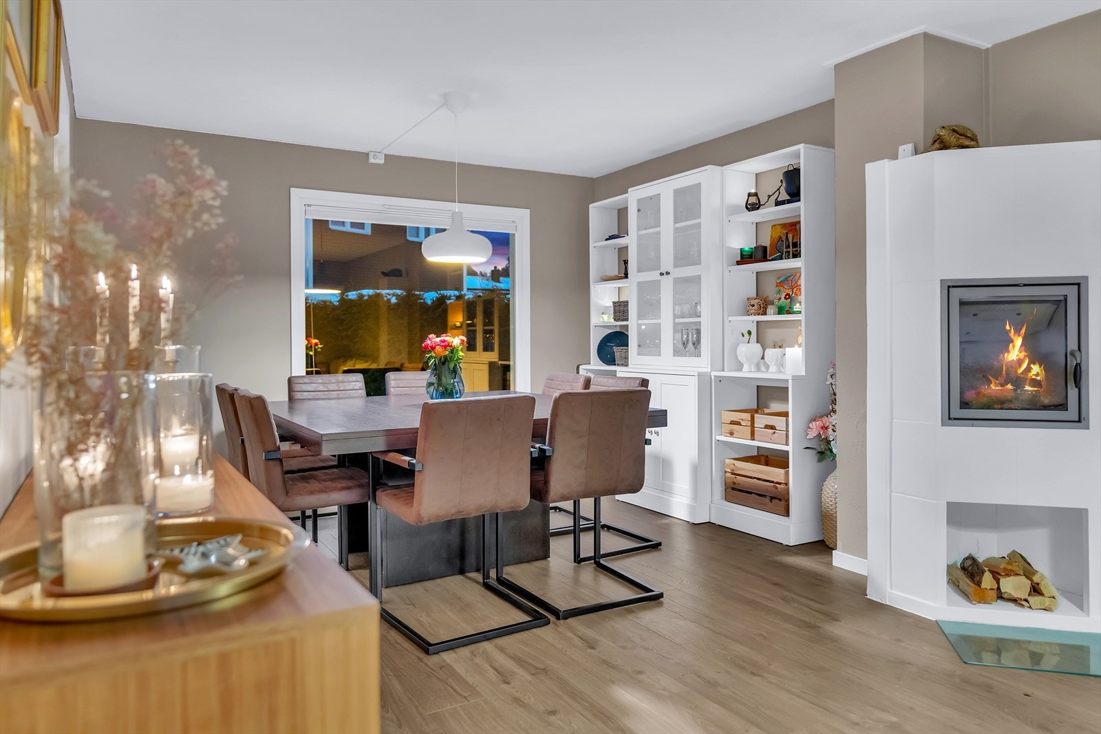 Som et ekstra stemningsskapende moment har stuen en lekker peisinnsats. Galleribilde