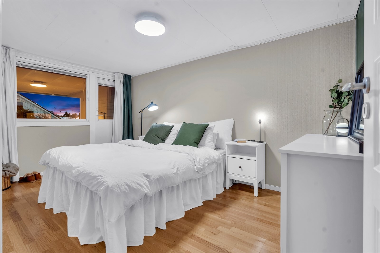 Hovedsoverommet fremstår som romslig og har egen utgang til terrassen Galleribilde