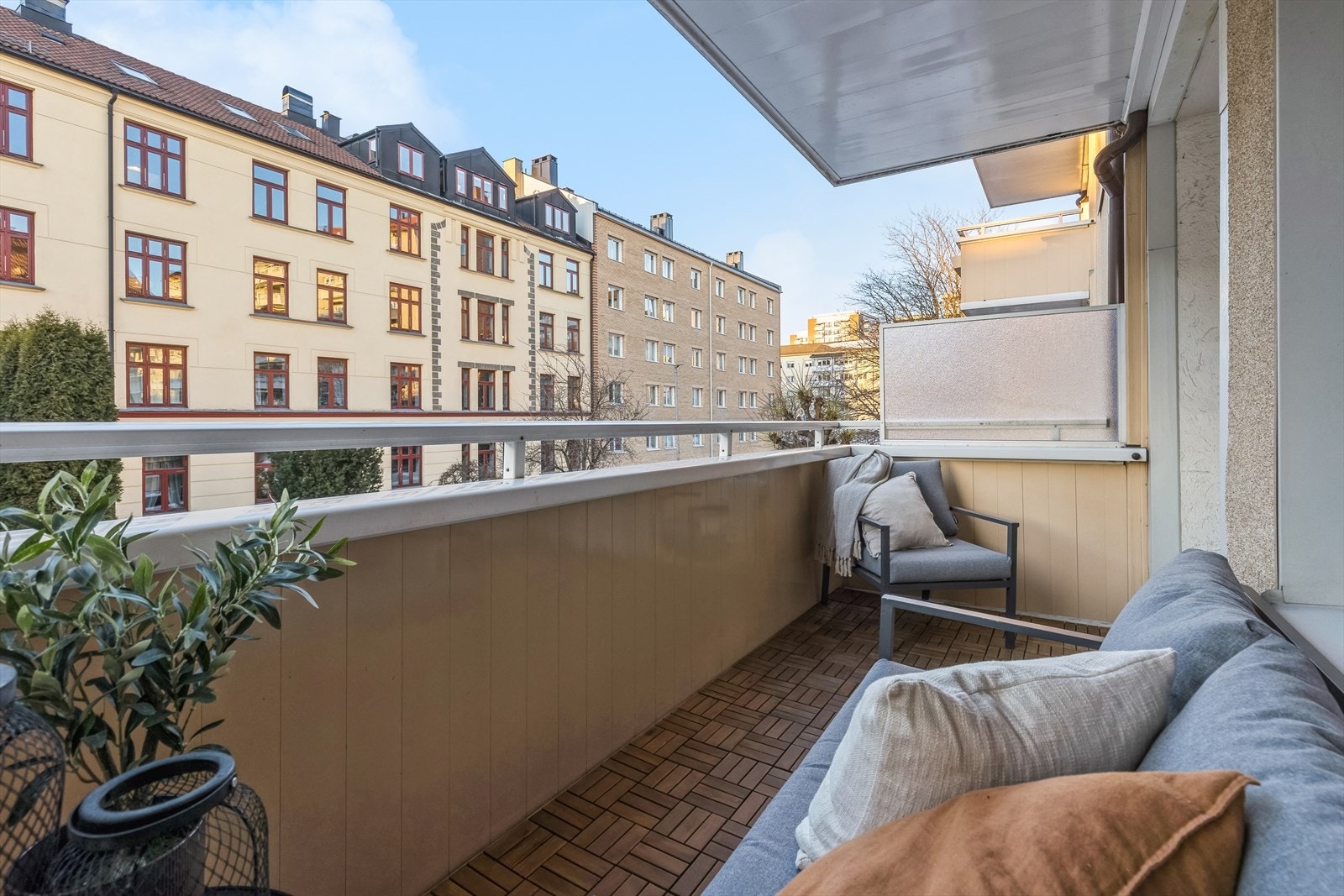 Balkongen vender mot vest og ut mot stille sidegate. Her kan du nyte kveldssolen i rolige omgivelser Galleribilde