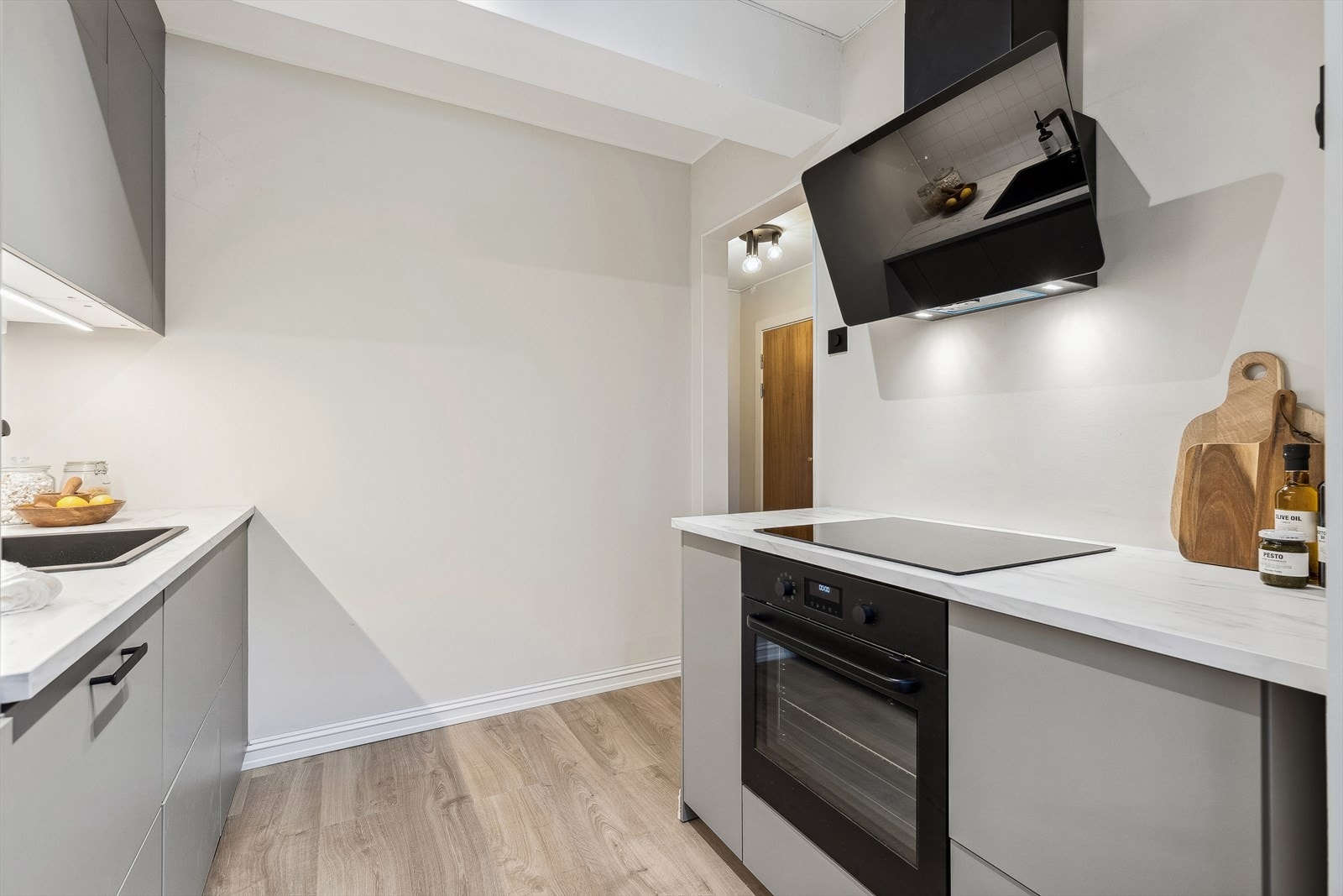 Moderne fargevalg og sorte detaljer gir en eksklusiv følelse over rommet Galleribilde