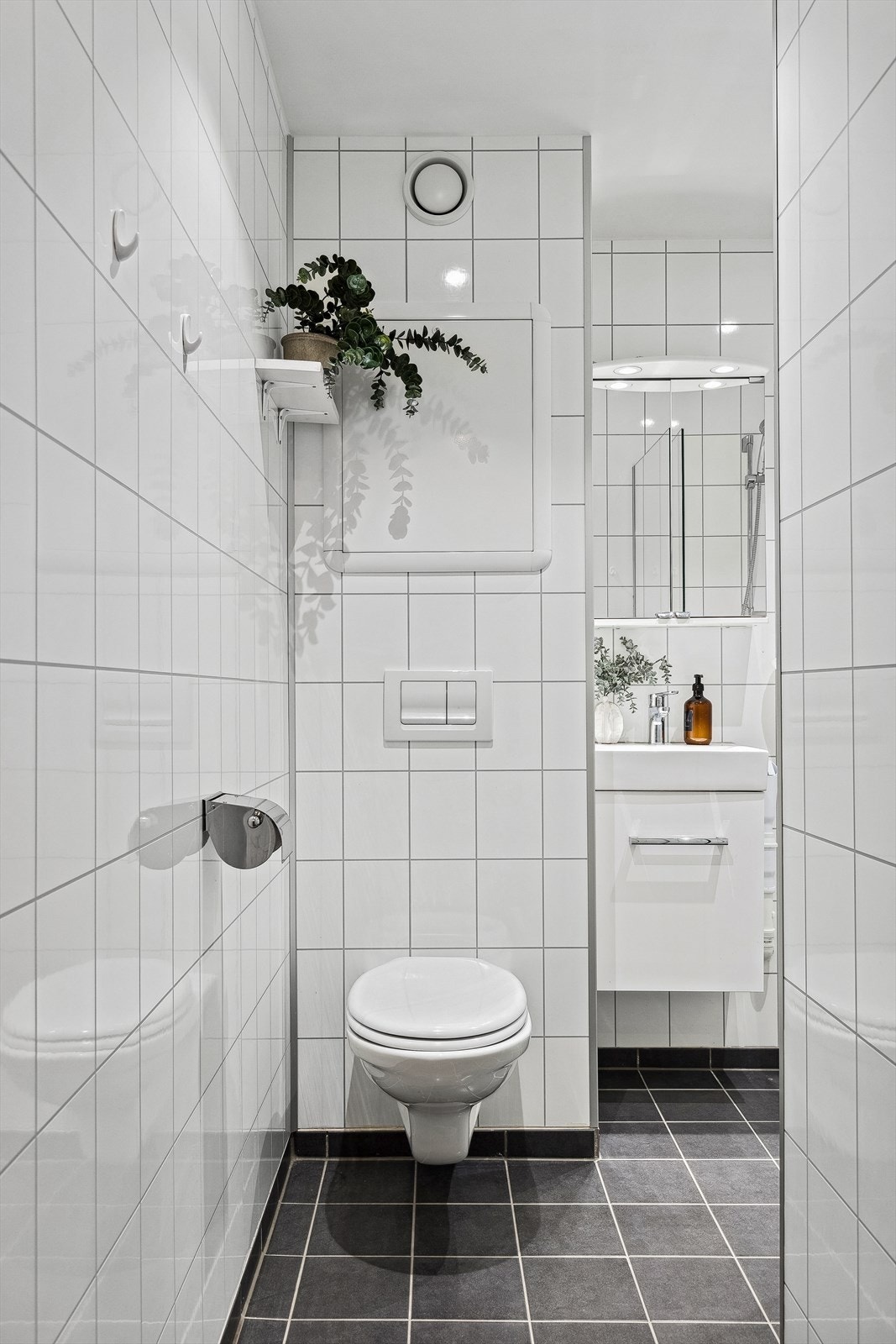 Tidløst baderom fra 2017 holder en god standard og sklir godt inn med resten av leiligheten Galleribilde