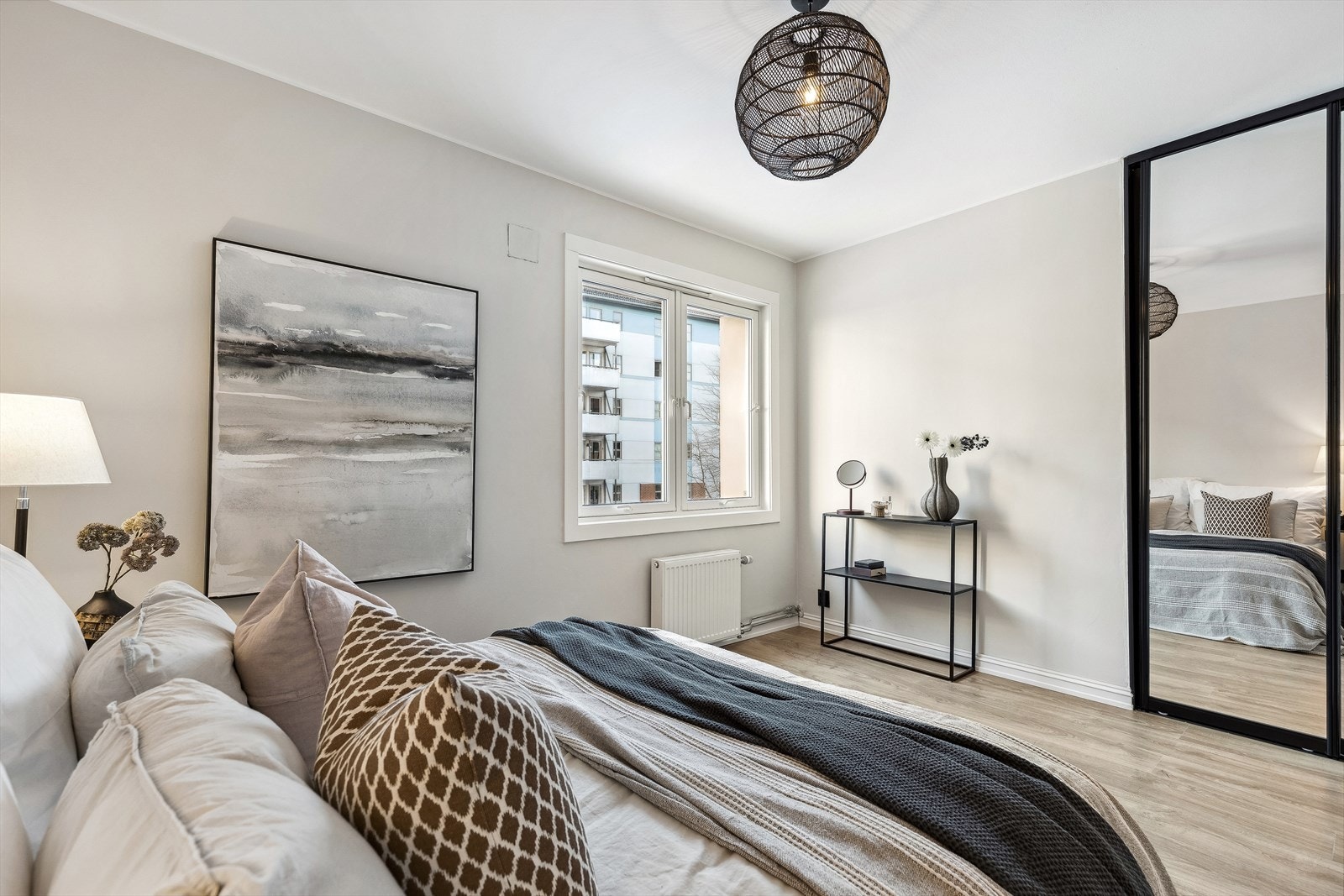 Her får du god plass til dobbeltseng, nattbord og annen ønsket møblering. Skyvedørgarderobe med speil medfølger Galleribilde