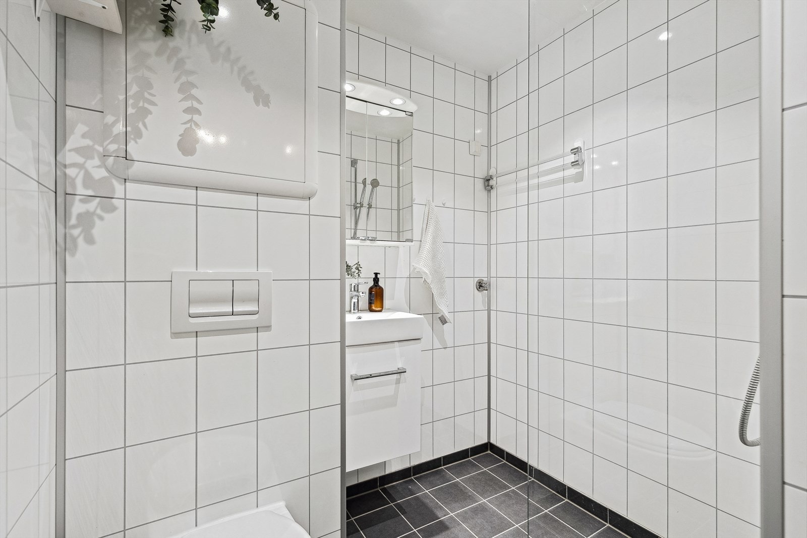 God plass til oppbevaring i servant- og speilskap. Opplegg for vaskemaskin Galleribilde