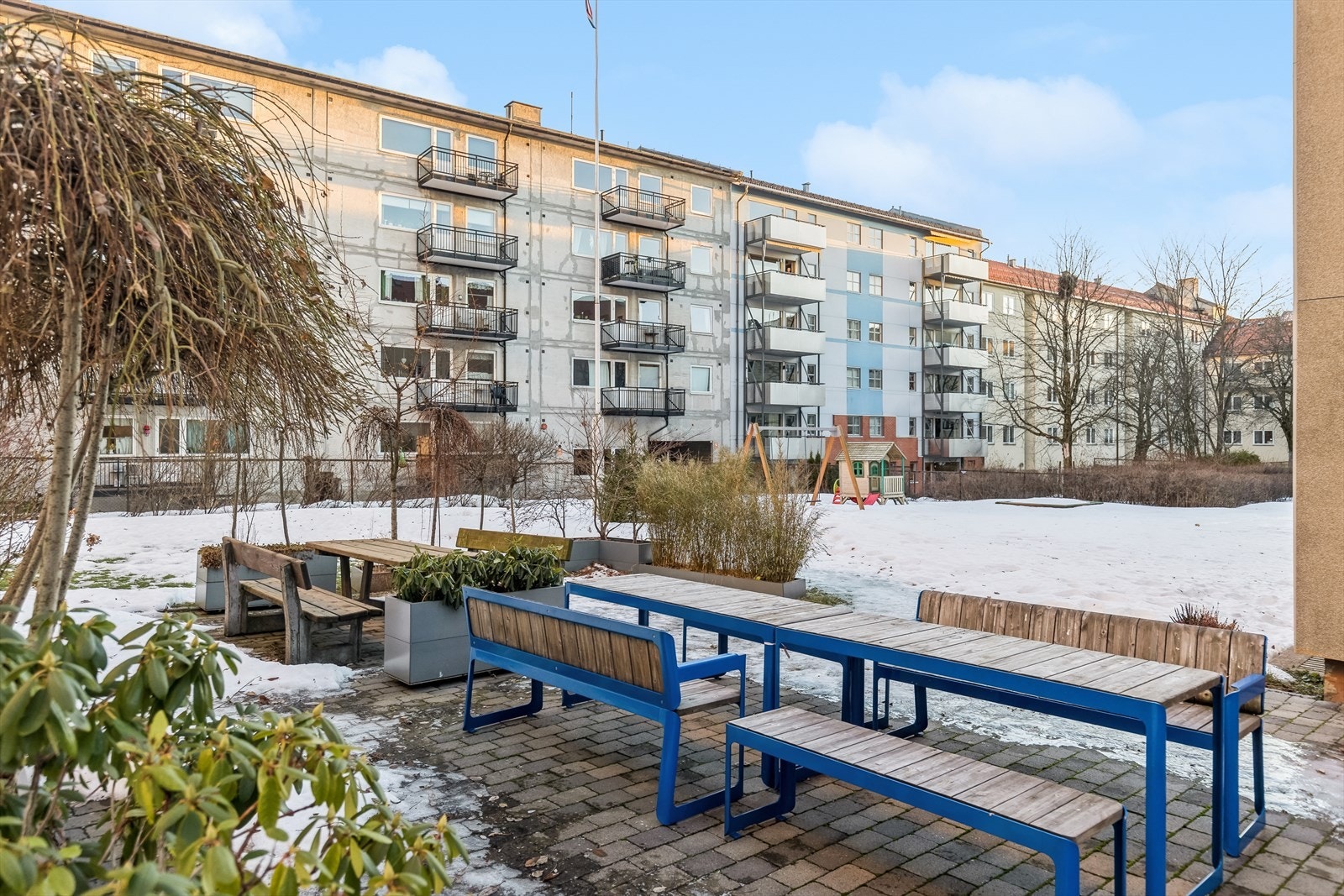 Bakgården har flere koselige sittegrupper, fine gressplener og lekeplass for de minste Galleribilde