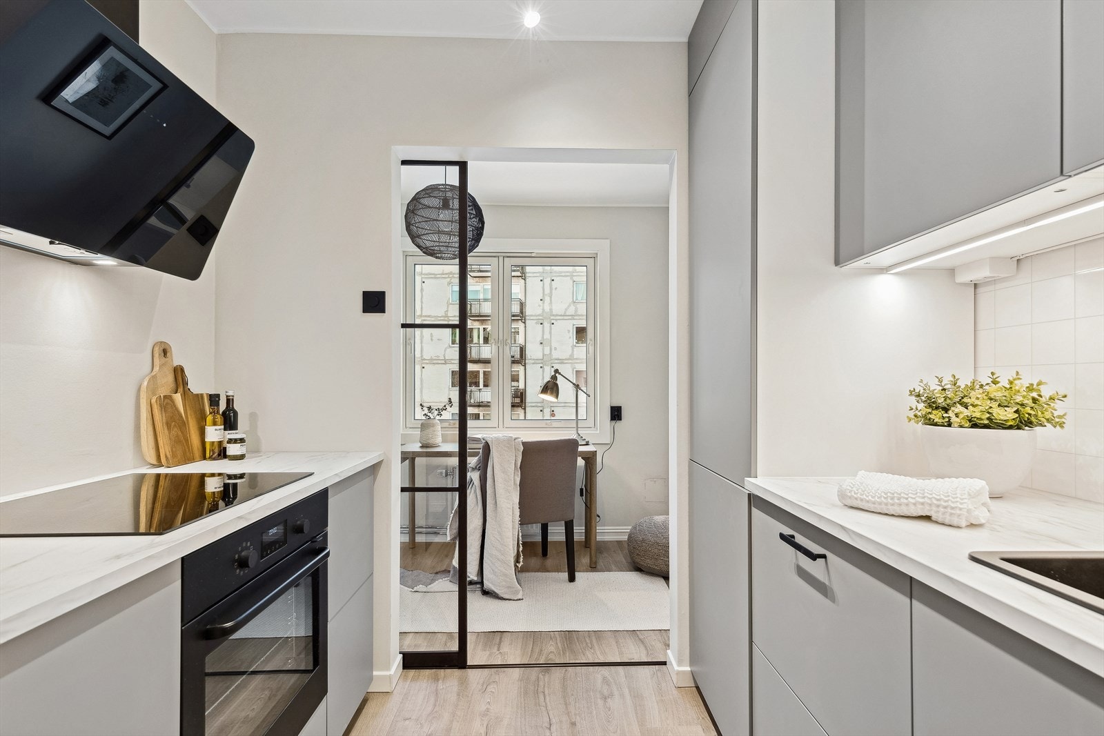 Fra kjøkkenet finner du kontor/gjesterommet som er adskilt med en lekker glassdør som både gir gode lysforhold, samt en stilren finish. Galleribilde