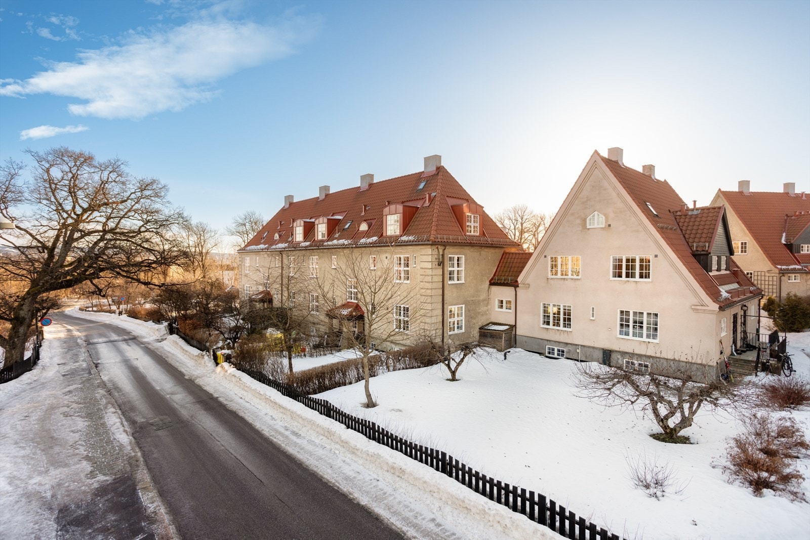 Boligen ligger tilbaketrukket og fint til i et svært rolig nabolag med barnefamilier, hyggelige naboer og en fantastisk atmosfære. Galleribilde