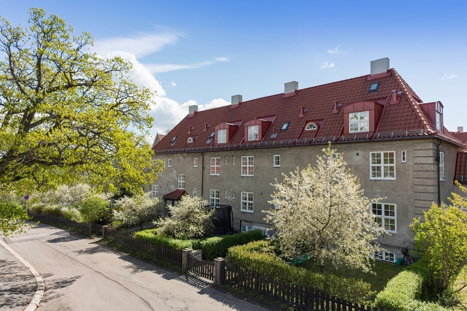 Et liv i Hagebyen passer for alle livsfaser med en sjelden nærhet til både et yrende byliv og grønne oaser med barnevennlige gater. Galleribilde