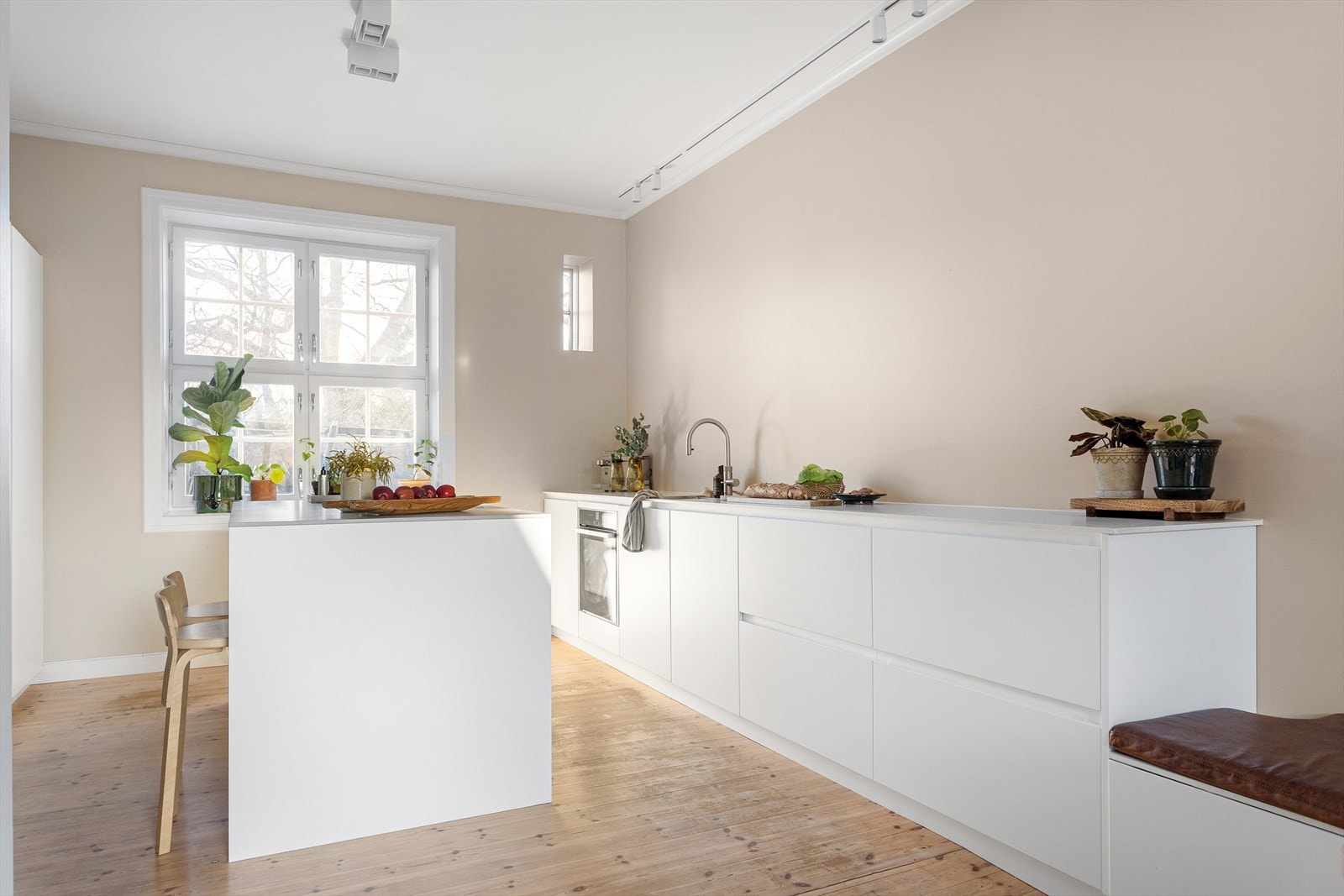 Kjøkkenet har en pen og tidsriktig innredning fra Kvik, og består av en praktisk kjøkkenøy, kompakt laminat benkeplate, kullfiltervifte i platetopp og underlimt kum. Galleribilde